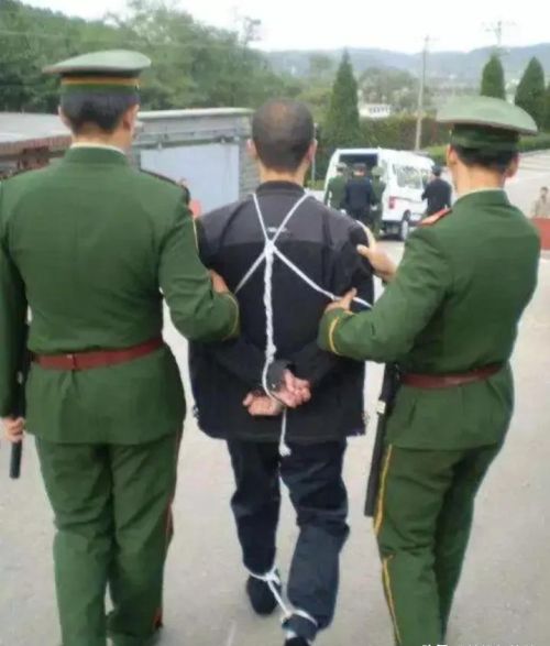 死刑犯被押赴刑场时是一种什么状态？