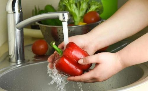 有的人习惯把开水倒进厨房洗菜池，这样做有什么弊端？