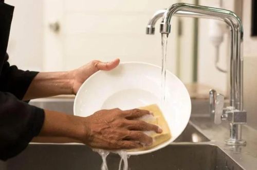 有的人习惯把开水倒进厨房洗菜池，这样做有什么弊端？