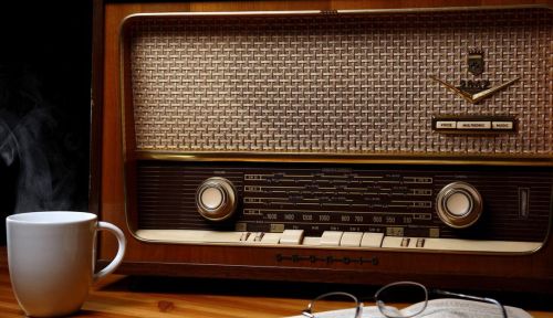 70后80后小时候喜欢听收音机的进来，可否说说你小时候听过的电台节目？