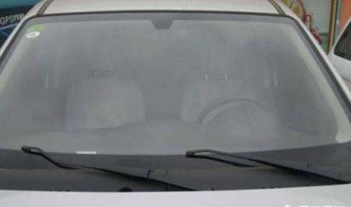汽车挡风玻璃上的油膜怎么清除？