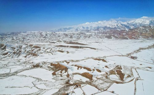 新疆阿克苏有一个神秘的大峡谷，春天依然白雪皑皑，风景十分壮观