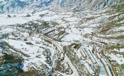 新疆阿克苏有一个神秘的大峡谷，春天依然白雪皑皑，风景十分壮观