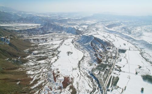 新疆阿克苏有一个神秘的大峡谷，春天依然白雪皑皑，风景十分壮观