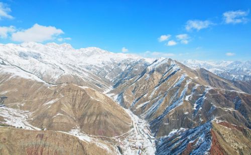 新疆阿克苏有一个神秘的大峡谷，春天依然白雪皑皑，风景十分壮观
