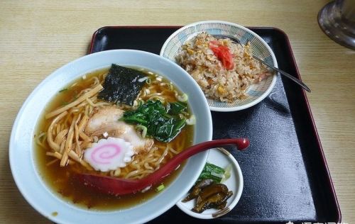 日本人吃拉面为什么喜欢配白饭？
