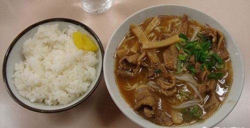 日本人吃拉面为什么喜欢配白饭？