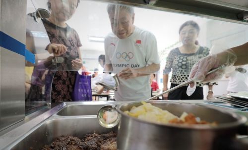 开办社区大食堂，降低生活成本，解决老年人吃饭问题，可行吗？