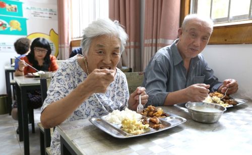 开办社区大食堂，降低生活成本，解决老年人吃饭问题，可行吗？