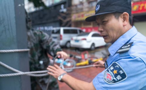 21岁大专毕业当辅警还是当兵有前途？