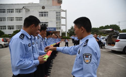 21岁大专毕业当辅警还是当兵有前途？