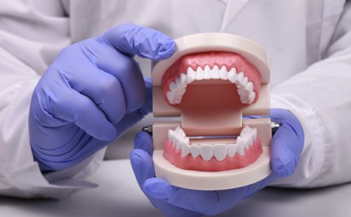 年初的时候拔了坏牙，医生一直推荐做种植牙，到底好不好？