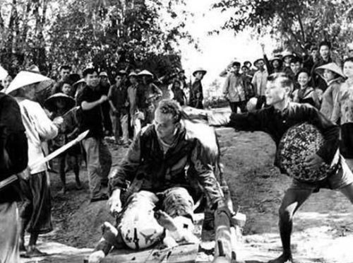 美国战斗机飞行员James Stockdale在越南当了八年的战俘，表示在集中营里最先死亡的是乐观主义者而非悲观主义者，你认为什么原因？