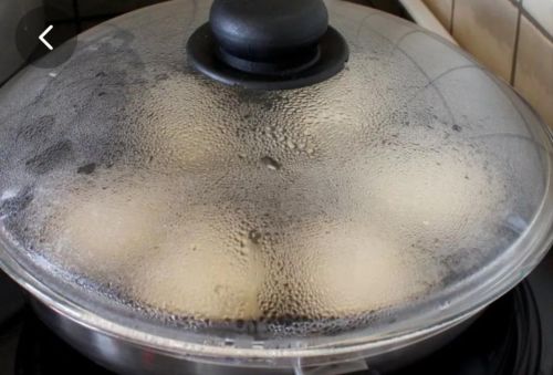 加热过程中，锅盖上水珠为什么不直接落入，而是先流到锅盖的边缘？
