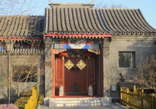 老北京四合院的门为什么都开在东南角上？
