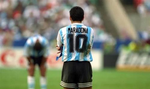 马拉多纳一生只有一座世界杯，并有“手球”和吸毒污点，为何总有人抬高他？