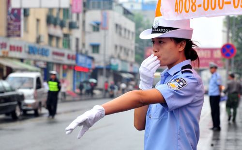 发生车损事故，对方全责，除赔修车外，误工费，精神损失费等该不该找对方赔？