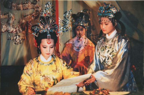 《红楼梦》中贾元春，也就是贤德妃，究竟是哪个皇帝的妃子？