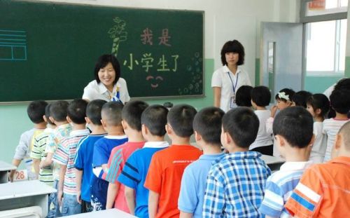 孩子学习不好，老师把孩子座位安排在最后一排的角落里，老师的做法对吗？