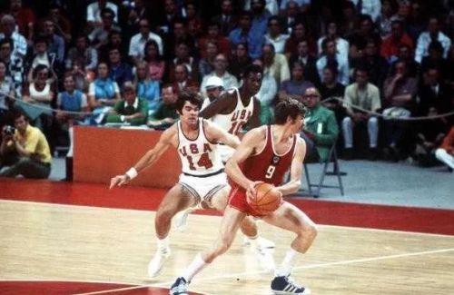 国际篮球赛的篮球是花色的，NBA的篮球是纯色的，这其中有什么缘由？