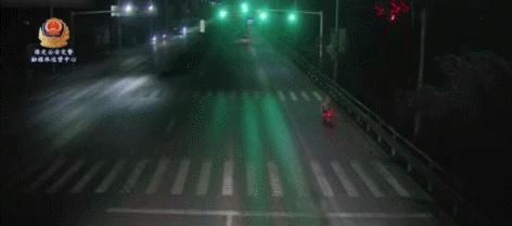 遇到路口黄闪灯是什么情况？是走还是停或减速？正常十字路口红绿灯为何要设置为黄闪灯？