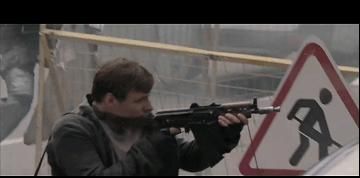 电影中警察利用冲锋枪和手枪对抗手持突击步枪的坏人，这真实吗？