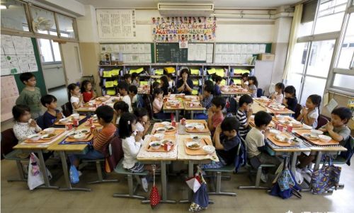 日本小学生午餐为何让人称赞？