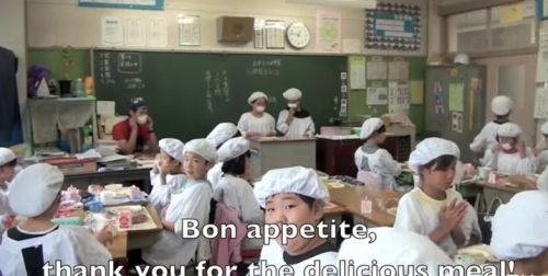 日本小学生午餐为何让人称赞？