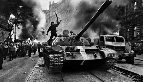 1968年苏联武装进入布拉格，为何北约甘当旁观者？