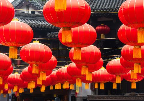 有网友认为“网红城市”前三名是重庆、成都和西安，这三个城市中，你觉得哪个城市最值得一游？为什么？