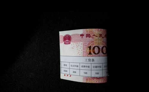 用100万买工商银行或中国银行靠分红可以生活吗？