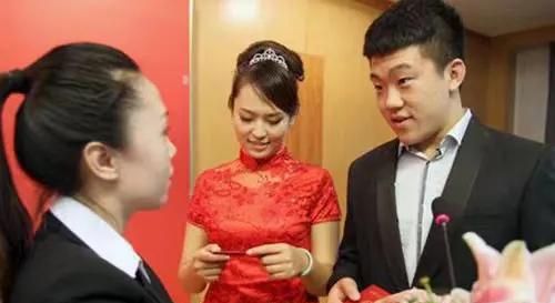 湖北省城市2018年结婚拿结婚证要拿五千块压金，这是真的吗？