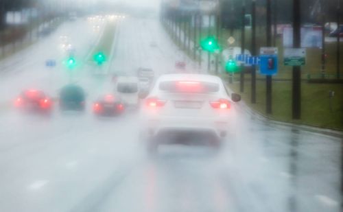 高速上突然下起大暴雨，靠边停车算违章吗？