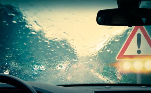 高速上突然下起大暴雨，靠边停车算违章吗？