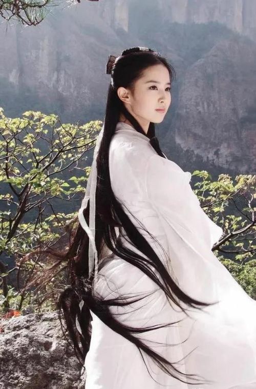 同是清冷系美女，24岁的王楚然真的可以替代当年的刘亦菲吗？