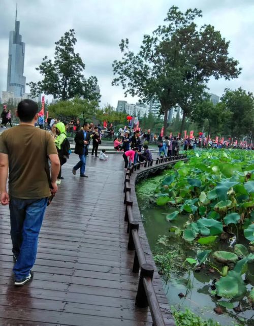 你拍过自己居住的城市最著名或最美的地标吗？放一张照片大家一起猜是哪里吧？