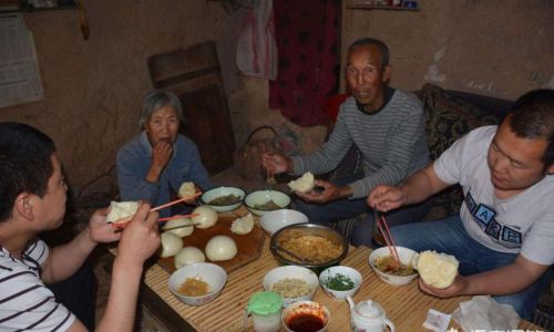 农村两兄弟都在外打工，哥哥与外地媳妇在外安家，弟弟回老家结婚买了房，这种情况下哥哥还有家回吗？