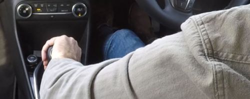 为什么人开车的时候都喜欢一只手扶方向盘，一只手放在档位上？