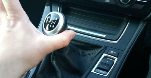 为什么人开车的时候都喜欢一只手扶方向盘，一只手放在档位上？