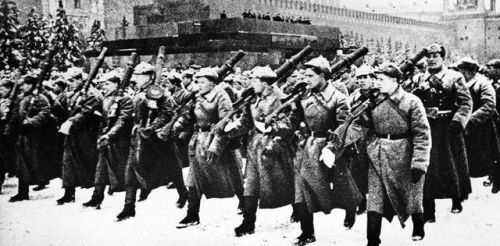 卫国战争期间，苏联为何要大规模组建近卫军？近卫军与苏联普通部队有何区别？