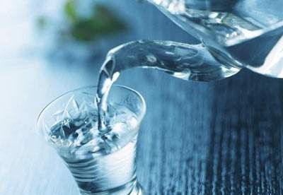 晚上喝水能降血糖吗？