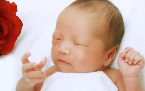 初乳可以给刚出生的宝宝喝吗？
