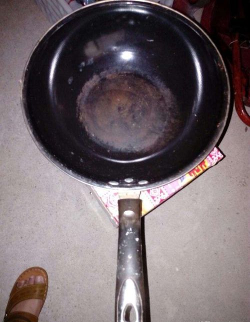 不粘锅用一段时间后，锅底厚厚一层黑色污垢怎么可以去掉？