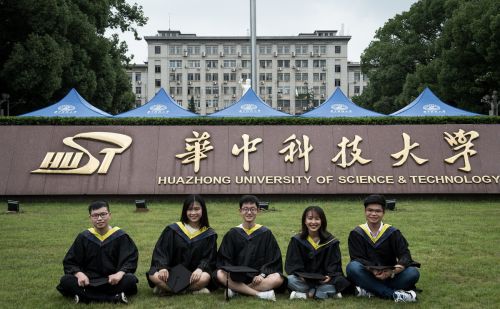 西北工业大学和华中科技大学相比，谁的综合实力更强？