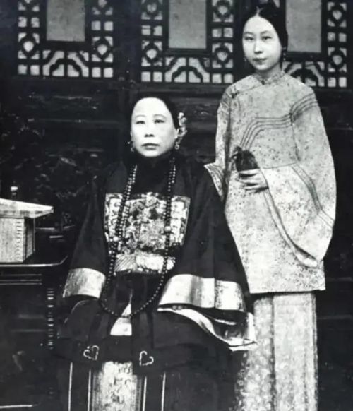 李鸿章将22岁女儿嫁给40岁大臣，其后代是一位家喻户晓的名人