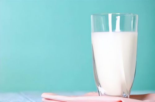 老人喝牛奶与不喝牛奶，差别真的很大吗？医生对比差异