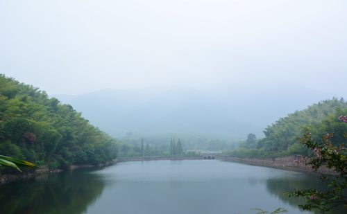 浙江的长兴无锡的宜兴两个县城靠得很近未来房价哪个升值空间大？