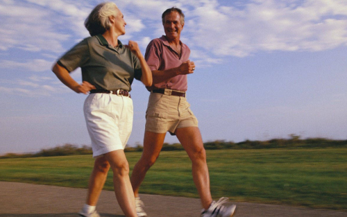 老人经常散步真的好吗？医生忠告：年过50散步，3个问题一定注意