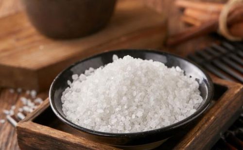 人要活下来为什么离不开盐？原始人不吃盐，他们如何维持身体健康