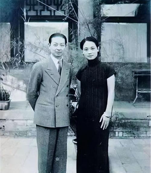 1921年，梅兰芳娶二妻福芝芳。新婚之夜，他溜进原配房间到深夜。